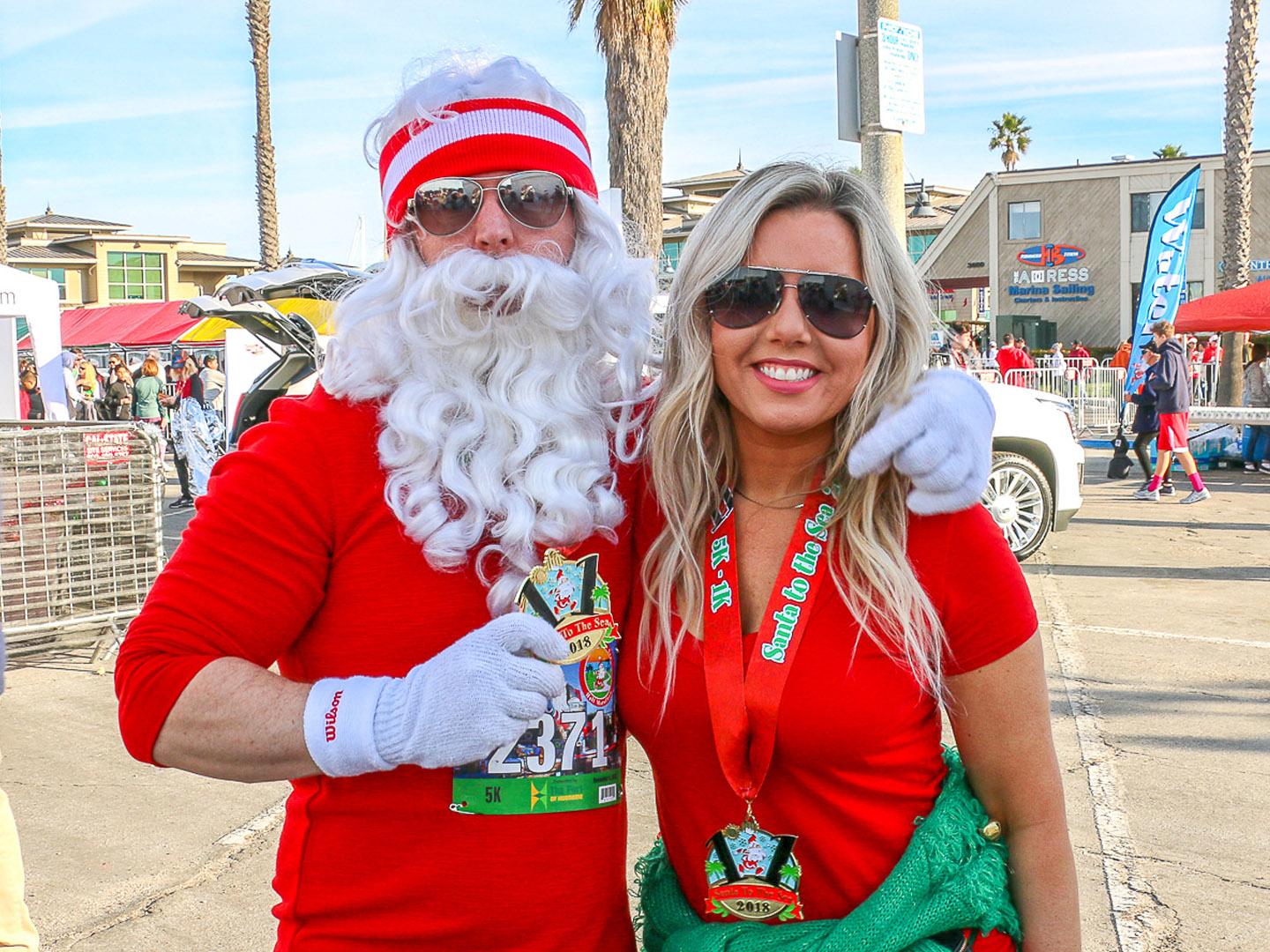 Kostümierte Teilnehmer am Santa to the Sea 5K & Halbmarathon in Oxnard, Kalifornien Kostümierte Teilnehmer am Santa to the Sea 5K & Halbmarathon in Oxnard, Kalifornien