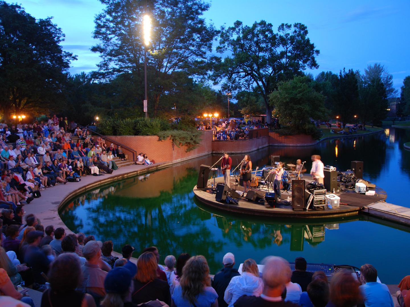 Performance musicale durant la série de concerts du Foote Lagoon de Loveland, dans le Colorado Performance musicale durant la série de concerts du Foote Lagoon de Loveland, dans le Colorado