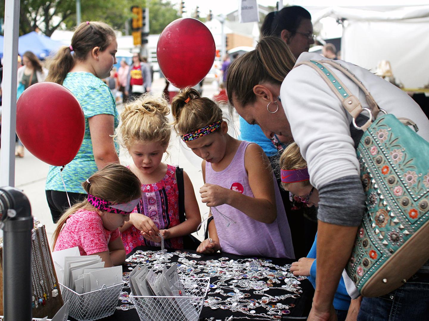 Kunsthandwerk zum Selbermachen beim Sidewalk Arts Festival am Washington Pavilion in Sioux Falls, South Dakota Kunsthandwerk zum Selbermachen beim Sidewalk Arts Festival am Washington Pavilion in Sioux Falls, South Dakota