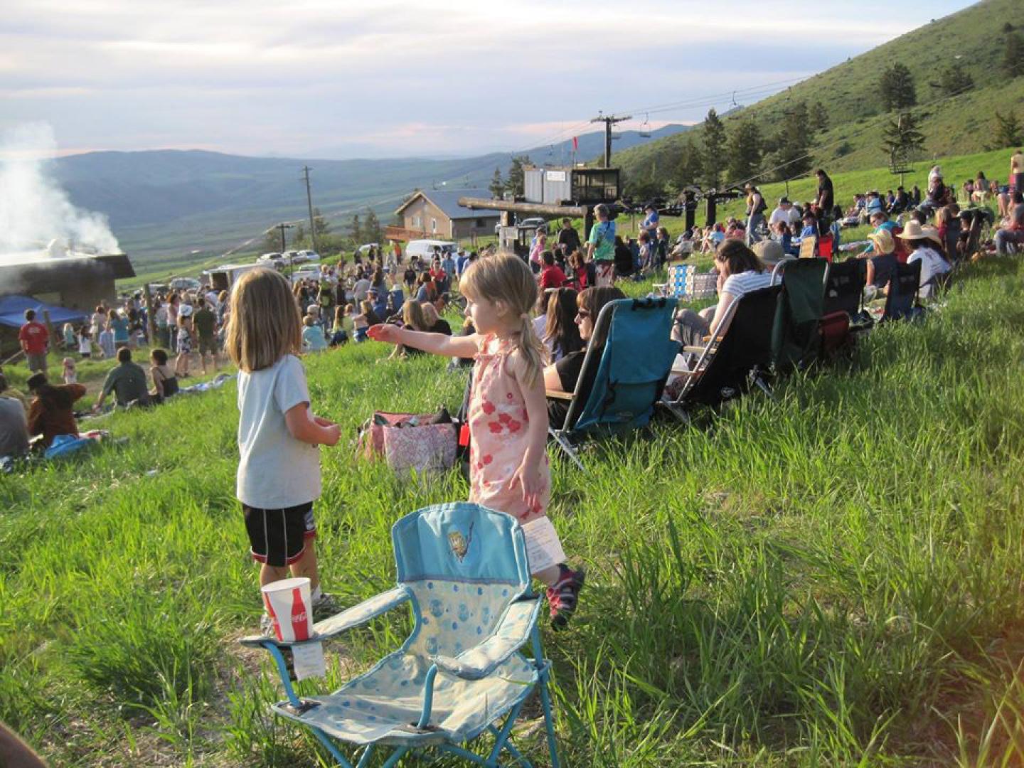 Familles rassemblées pour écouter de la musique et profiter de la nature pendant le Pebble Creek Wildflower and Music Festival à Pocatello, dans l’Idaho Familles rassemblées pour écouter de la musique et profiter de la nature pendant le Pebble Creek Wildflower and Music Festival à Pocatello, dans l’Idaho