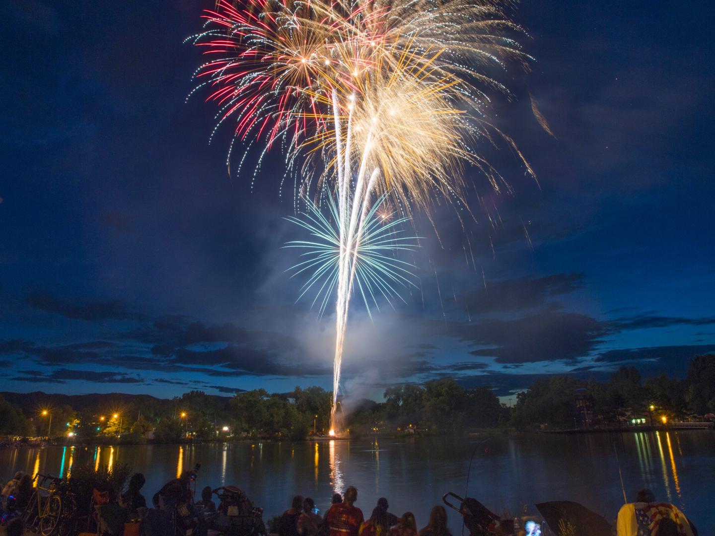 Feux d’artifice lors des célébrations de l’Independence Day à Fort Collins, dans le Colorado Feux d’artifice lors des célébrations de l’Independence Day à Fort Collins, dans le Colorado