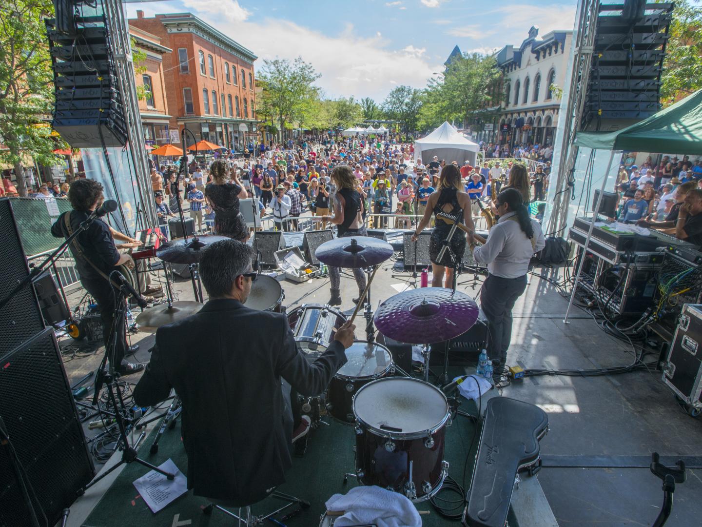 Performances musicales dans le centre-ville de Fort Collins, dans le Colorado, dans le cadre des Bohemian Nights du NewWestFest Performances musicales dans le centre-ville de Fort Collins, dans le Colorado, dans le cadre des Bohemian Nights du NewWestFest