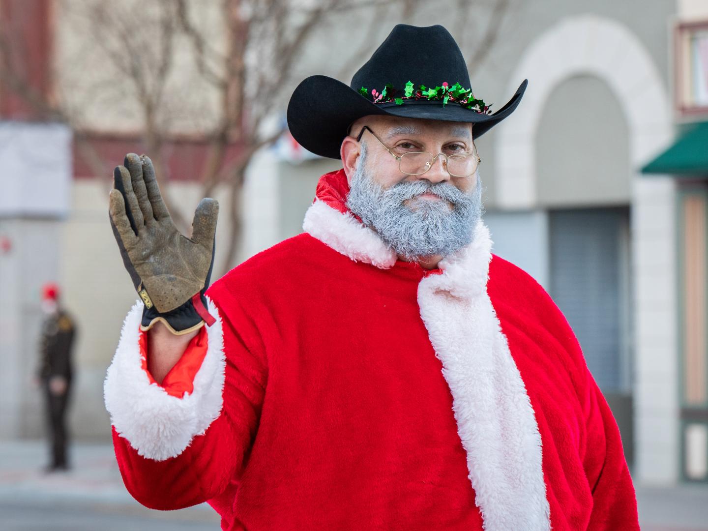 Homme déguisé en Père Noël d’inspiration cowboy lors de l’événement Old West Holiday à Cheyenne, Wyoming Homme déguisé en Père Noël d’inspiration cowboy lors de l’événement Old West Holiday à Cheyenne, Wyoming