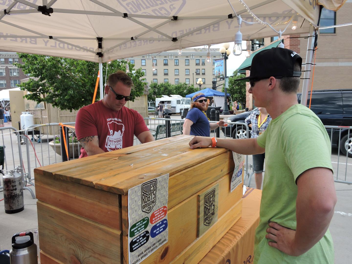 Client attendant de se faire servir une bière à l’occasion du Wyoming Brewers Festival à Cheyenne Client attendant de se faire servir une bière à l’occasion du Wyoming Brewers Festival à Cheyenne