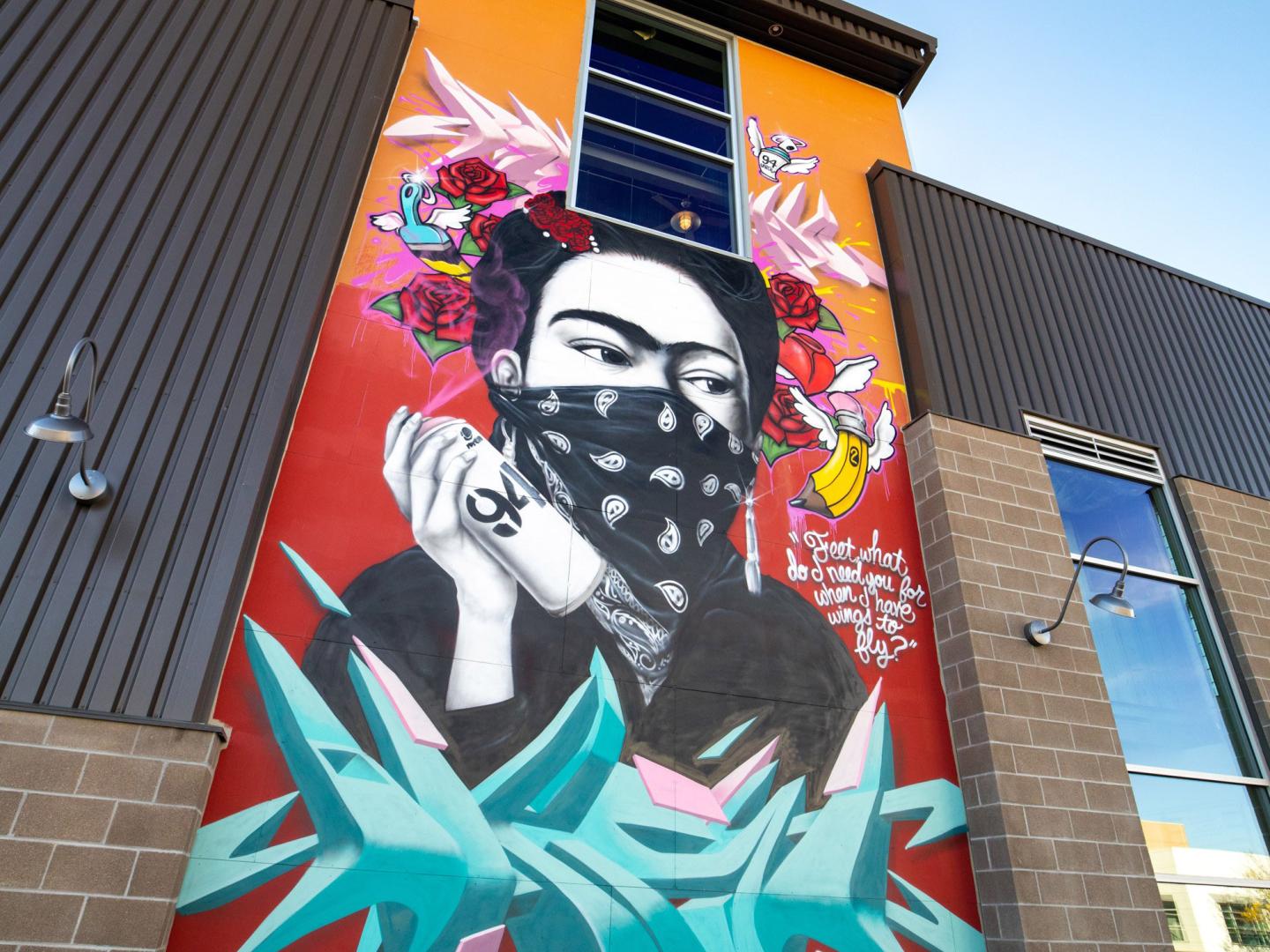 Fresque représentant Frida Kahlo et réalisée durant le festival de street art Paint Slingers à Cheyenne, Wyoming Fresque représentant Frida Kahlo et réalisée durant le festival de street art Paint Slingers à Cheyenne, Wyoming