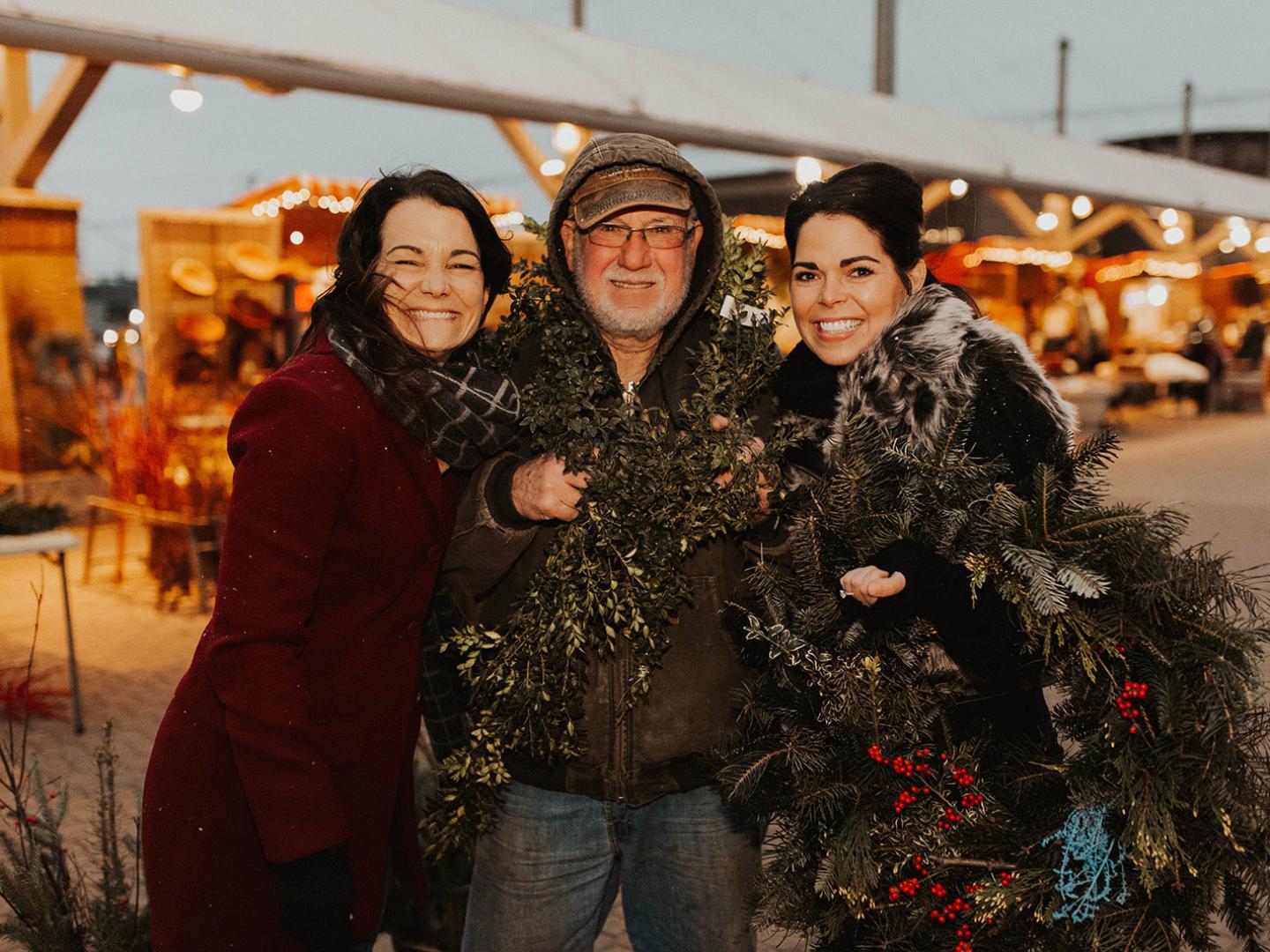 Gute Laune auf dem Markt an der 8th Street während der Weihnachtszeit in Holland, Michigan Gute Laune auf dem Markt an der 8th Street während der Weihnachtszeit in Holland, Michigan