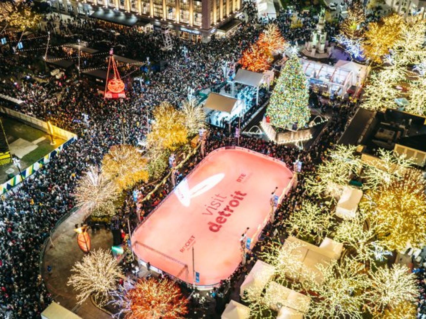 Feierliche Weihnachtsbeleuchtung in Campus Martius in der Innenstadt von Detroit, Michigan Feierliche Weihnachtsbeleuchtung in Campus Martius in der Innenstadt von Detroit, Michigan
