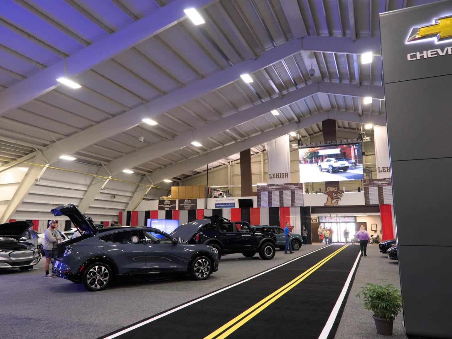 Voitures exposées à l’occasion du Lehigh Valley Auto Show qui se tient dans la Stabler Arena à Bethlehem, Pennsylvanie Voitures exposées à l’occasion du Lehigh Valley Auto Show qui se tient dans la Stabler Arena à Bethlehem, Pennsylvanie