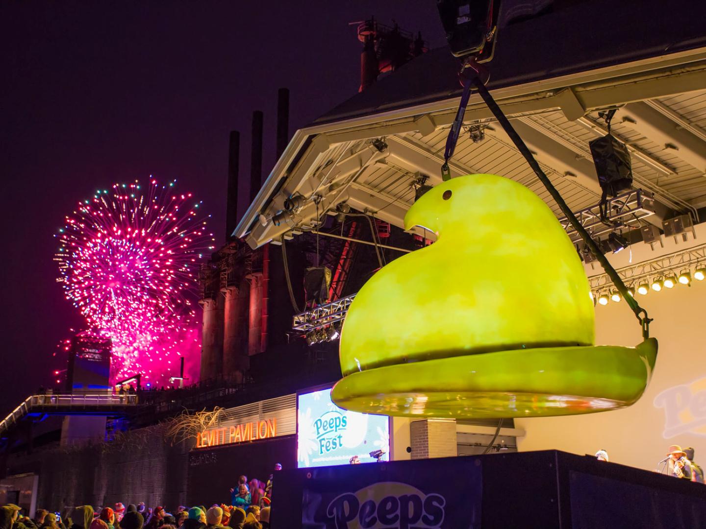 Le PEEPS Chick Drop lors du PeepsFest, un festival organisé pour le Nouvel An dans la Lehigh Valley, Pennsylvanie Le PEEPS Chick Drop lors du PeepsFest, un festival organisé pour le Nouvel An dans la Lehigh Valley, Pennsylvanie