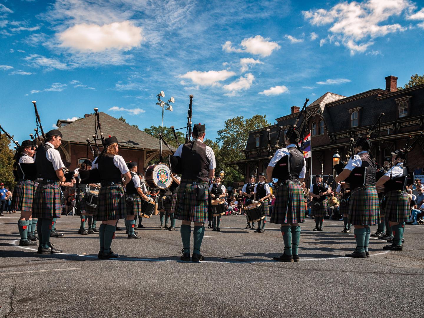 Joueurs de cornemuse lors du défilé du festival Celtic Classic dans le centre-ville de Bethlehem, Pennsylvanie Joueurs de cornemuse lors du défilé du festival Celtic Classic dans le centre-ville de Bethlehem, Pennsylvanie