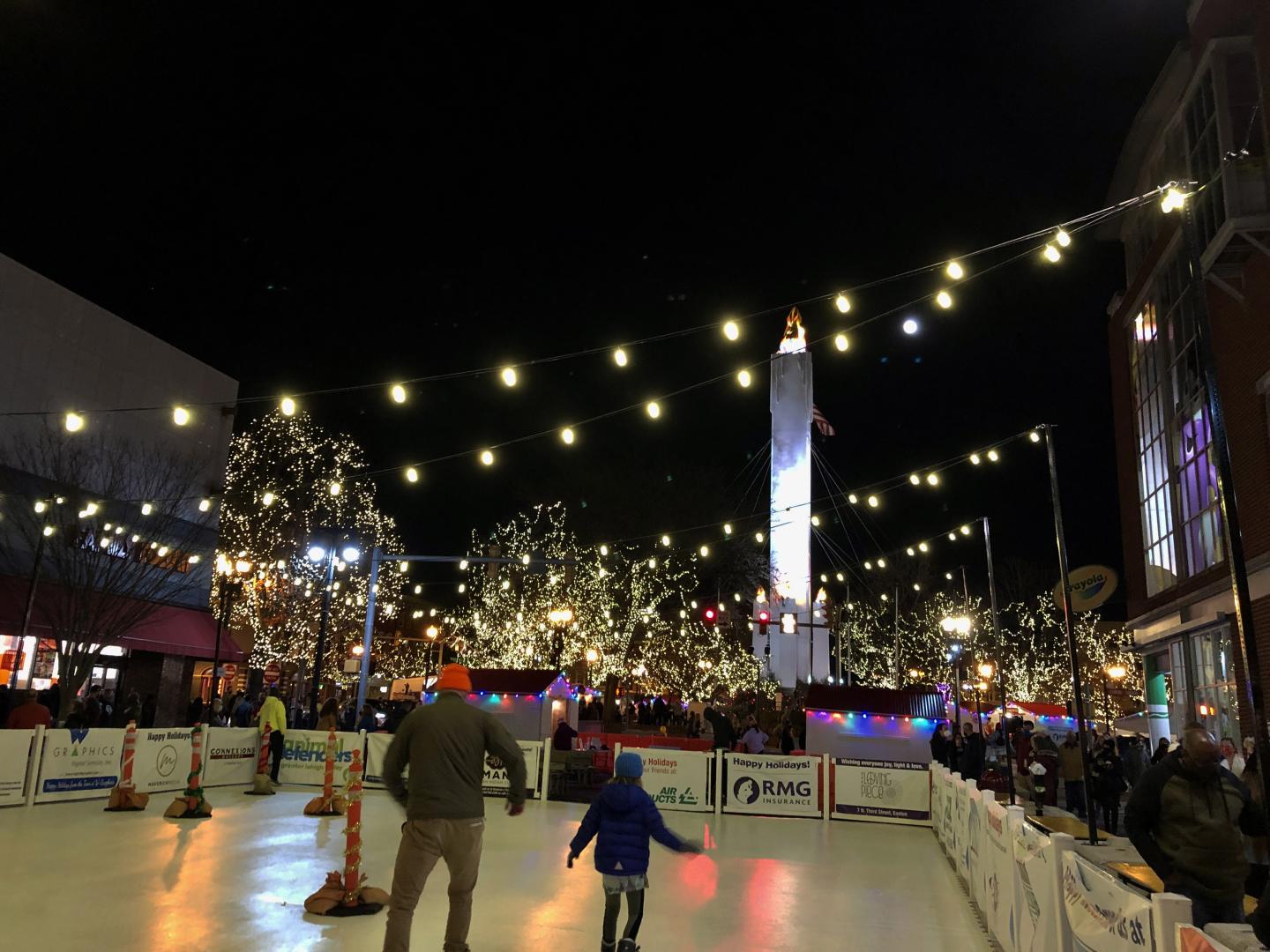 Patinage sur glace à l’Easton Winter Village en Pennsylvanie Patinage sur glace à l’Easton Winter Village en Pennsylvanie