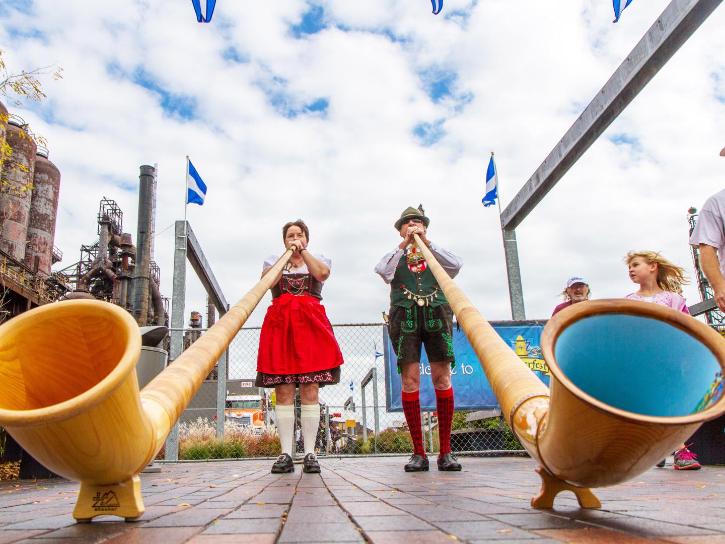 Costumes et instruments de musique traditionnels à l’Oktoberfest dans la Lehigh Valley, Pennsylvanie Costumes et instruments de musique traditionnels à l’Oktoberfest dans la Lehigh Valley, Pennsylvanie