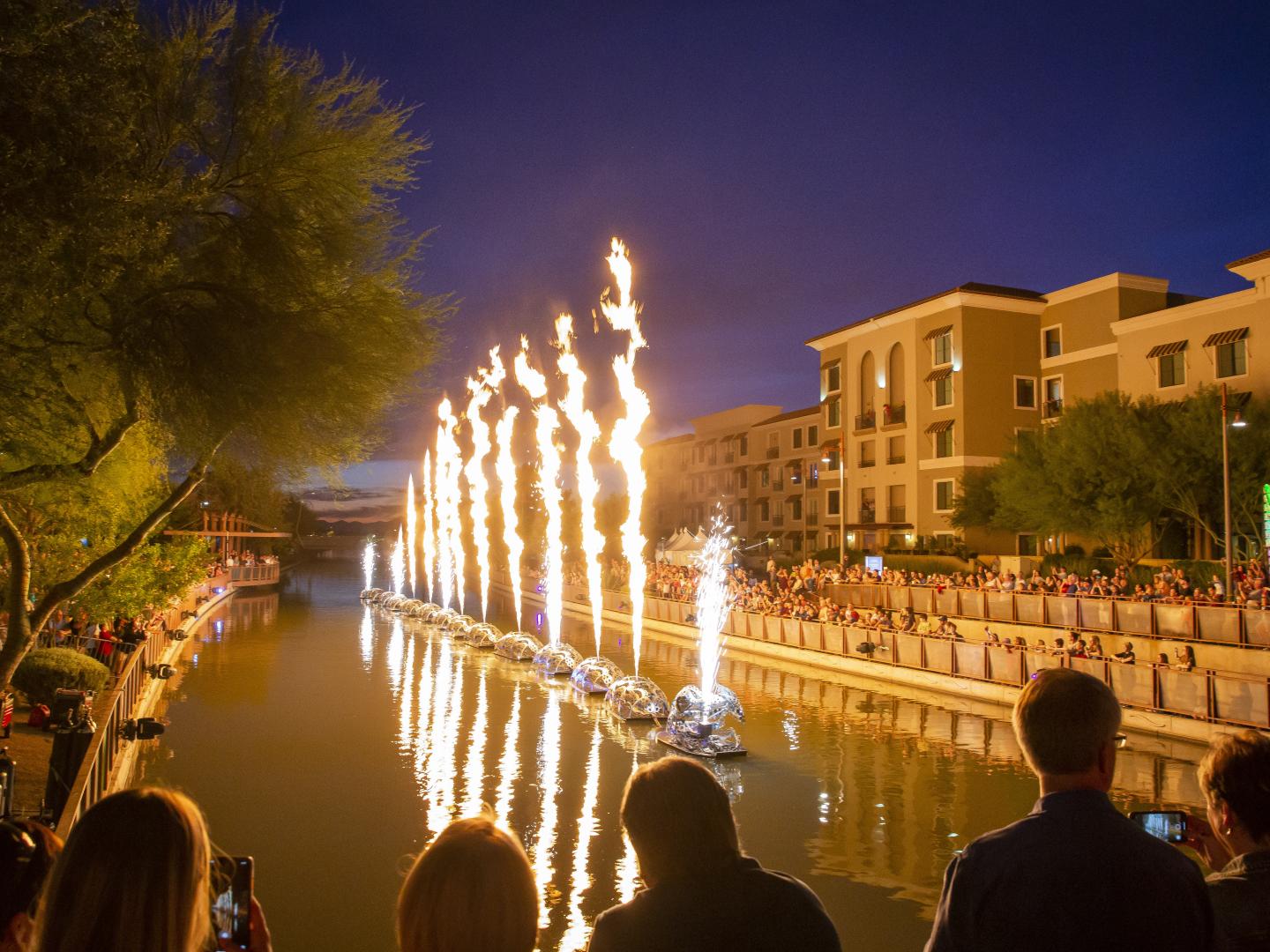 Die Installation „Water Serpent“ im Rahmen der Canal Convergence in Old Town Scottsdale, Arizona Die Installation „Water Serpent“ im Rahmen der Canal Convergence in Old Town Scottsdale, Arizona