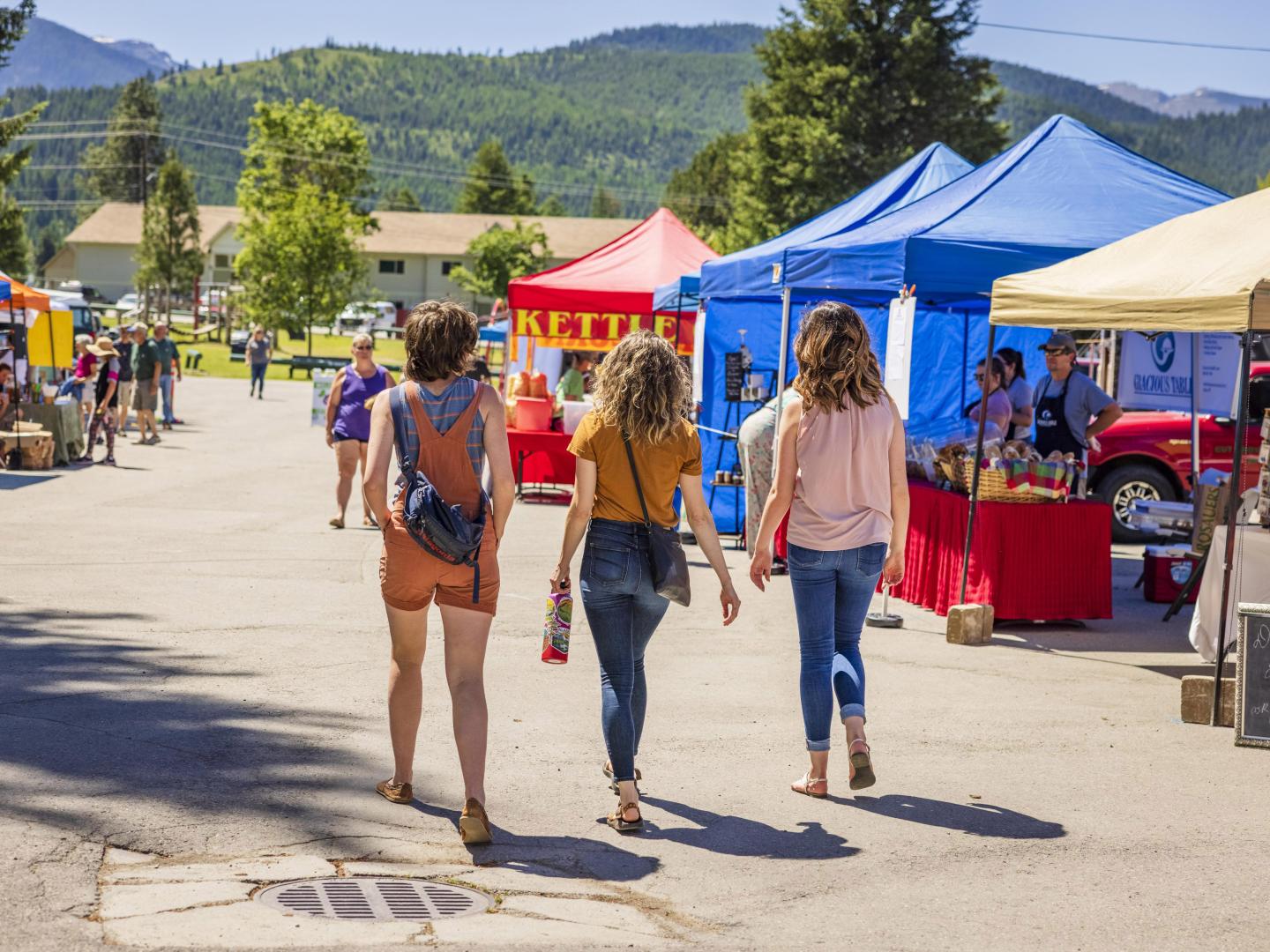 Balade au milieu des stands du marché de producteurs de Libby, Montana Balade au milieu des stands du marché de producteurs de Libby, Montana
