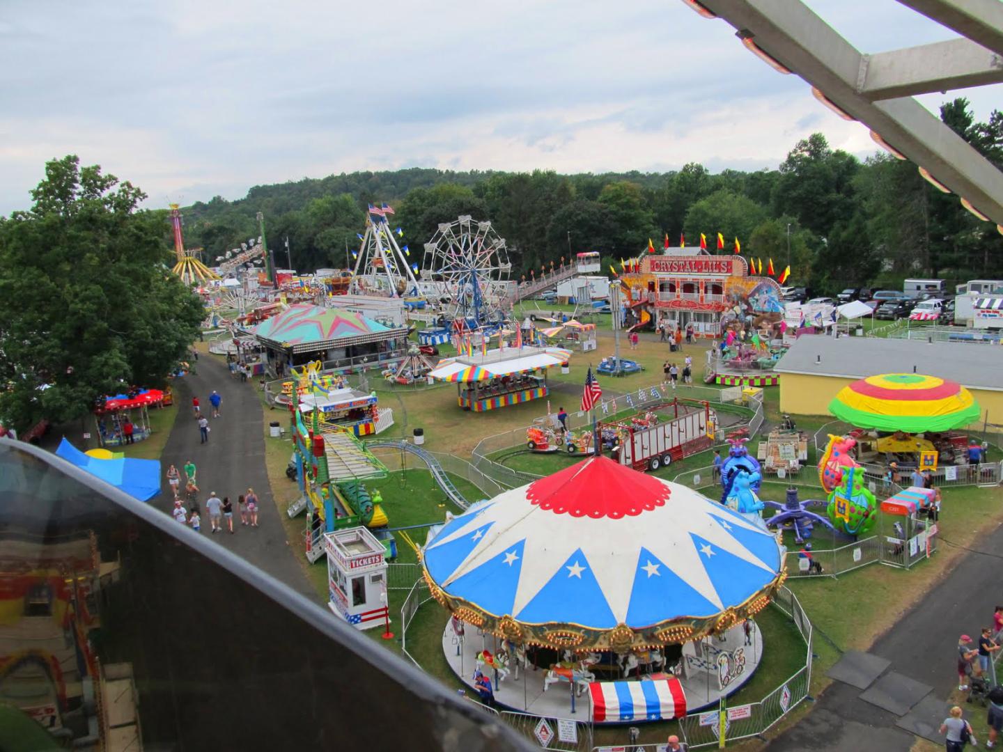 Luftaufnahme der Columbia County Fair in Chatham, New York Luftaufnahme der Columbia County Fair in Chatham, New York