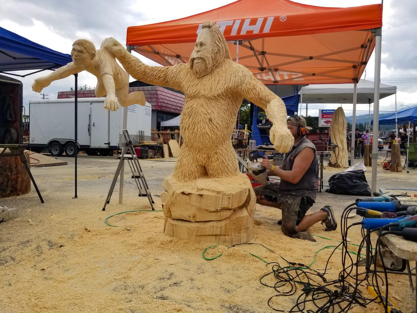Réalisation d’une sculpture à la tronçonneuse à l’occasion du Kootenai Country Montana International Chainsaw Carving Championship Réalisation d’une sculpture à la tronçonneuse à l’occasion du Kootenai Country Montana International Chainsaw Carving Championship