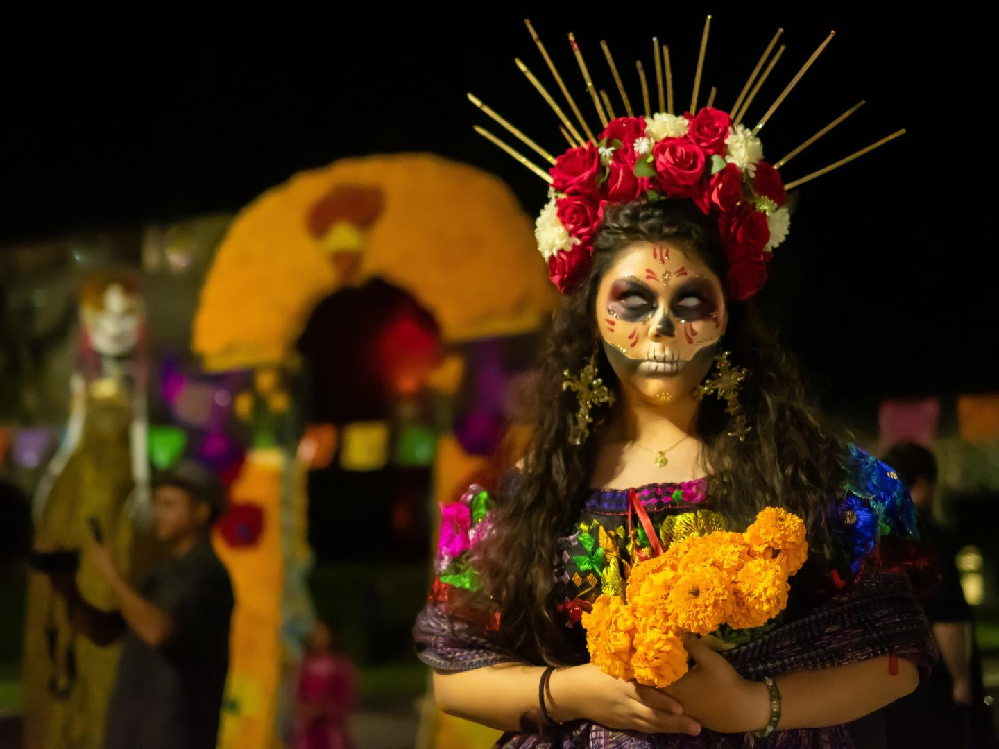 Traditionelles Kostüm bei der Noche de Altares, den Feierlichkeiten zum Dia de los Muertos in Santa Ana Traditionelles Kostüm bei der Noche de Altares, den Feierlichkeiten zum Dia de los Muertos in Santa Ana