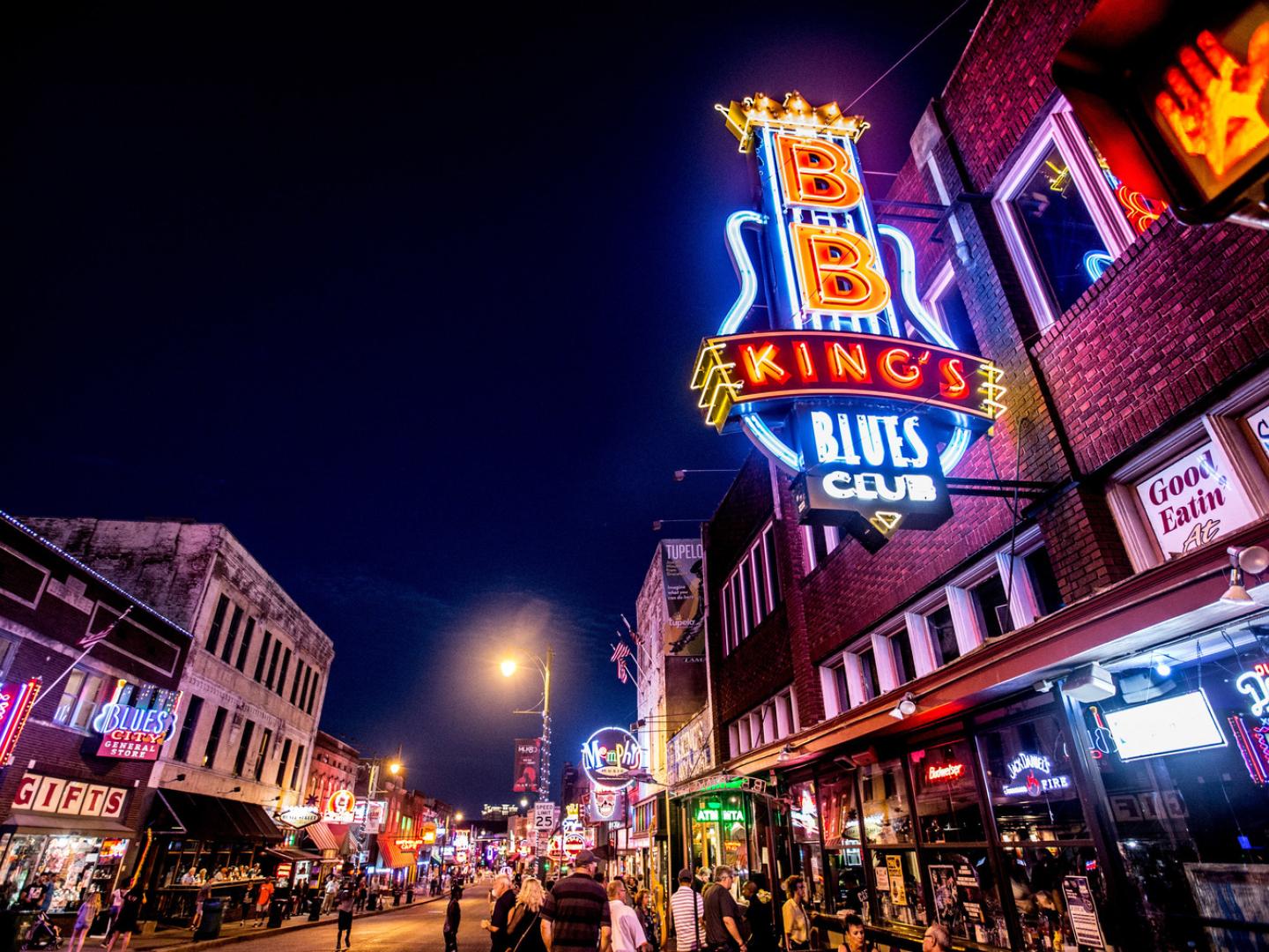 Neonschilder in der Beale Street von Memphis, Tennessee Neonschilder in der Beale Street von Memphis, Tennessee