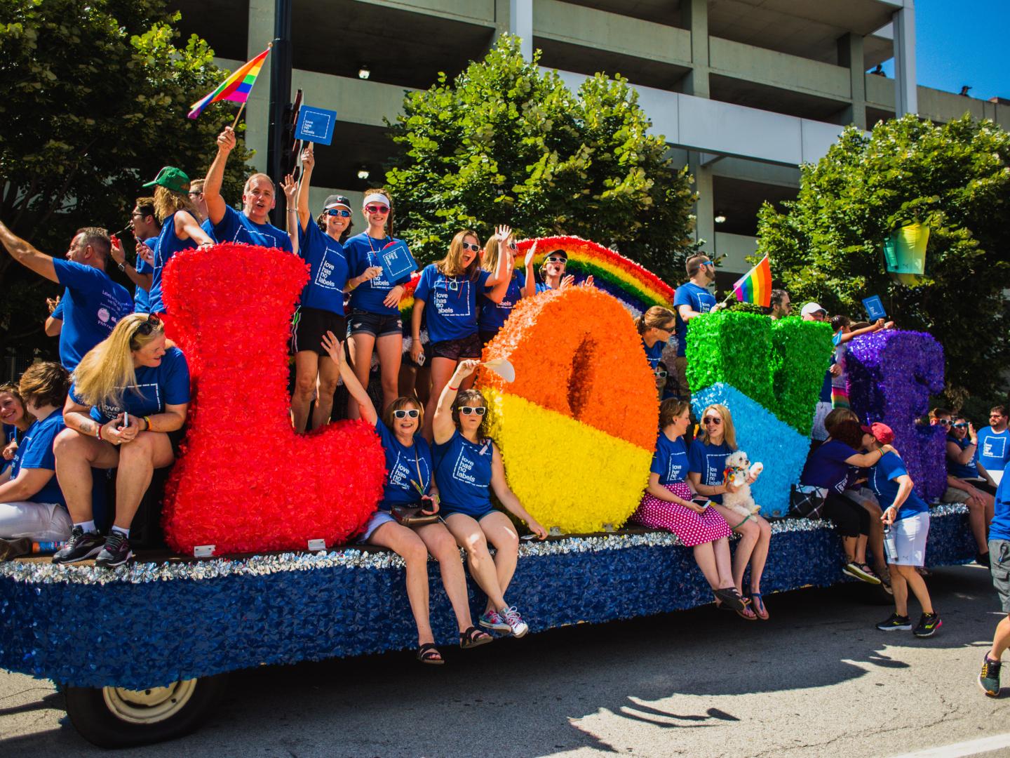 Char coloré défilant lors de la Cincinnati Pride, dans l’Ohio Char coloré défilant lors de la Cincinnati Pride, dans l’Ohio