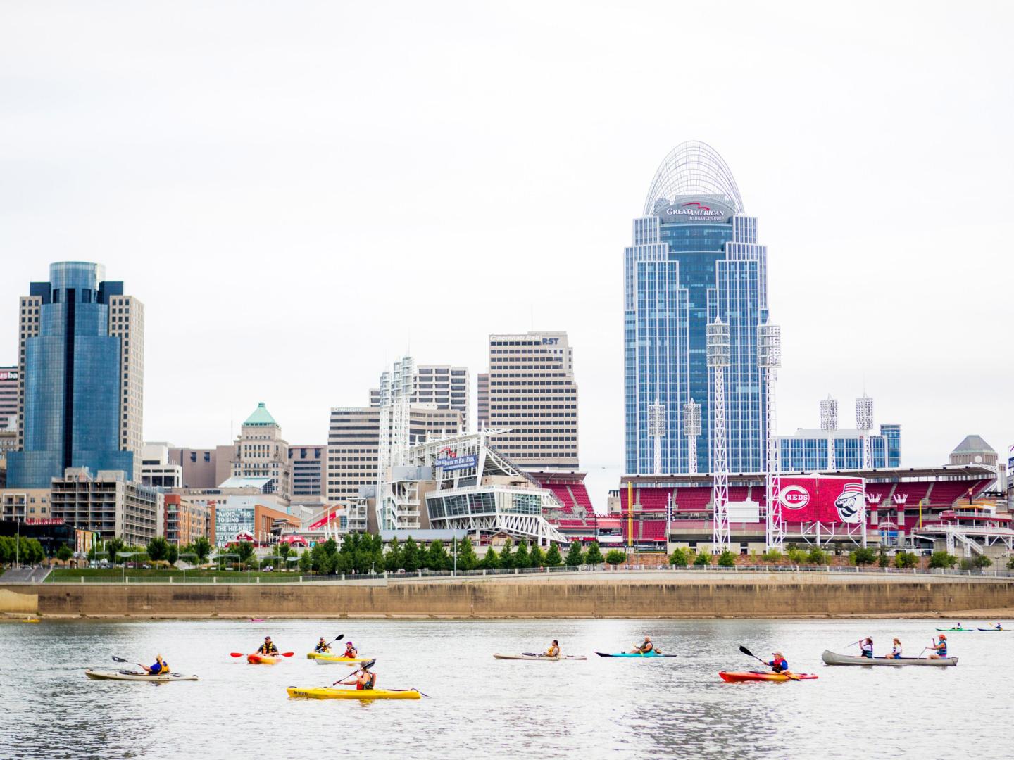 Pagayeurs sur la rivière Ohio dans le cadre du Paddlefest, à Cincinnati Pagayeurs sur la rivière Ohio dans le cadre du Paddlefest, à Cincinnati