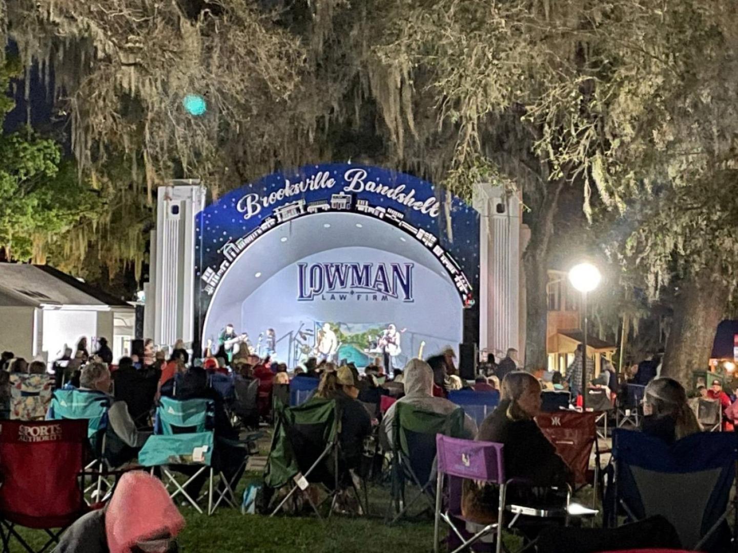 Livemusik im Rahmen der Konzertreihe „Friday Night Live“ in Brooksville, Florida Livemusik im Rahmen der Konzertreihe „Friday Night Live“ in Brooksville, Florida