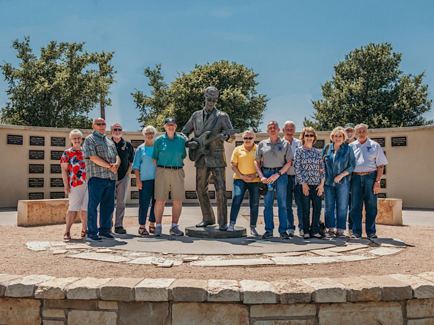 Gruppenfoto mit einer Statue von Buddy Holly vor dem Buddy Holly Center in Lubbock, Texas Gruppenfoto mit einer Statue von Buddy Holly vor dem Buddy Holly Center in Lubbock, Texas
