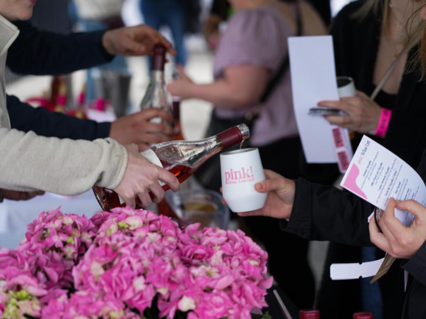 Dégustation de vins au festival annuel Pink! Rosé Festival à Hillsboro, Oregon Dégustation de vins au festival annuel Pink! Rosé Festival à Hillsboro, Oregon