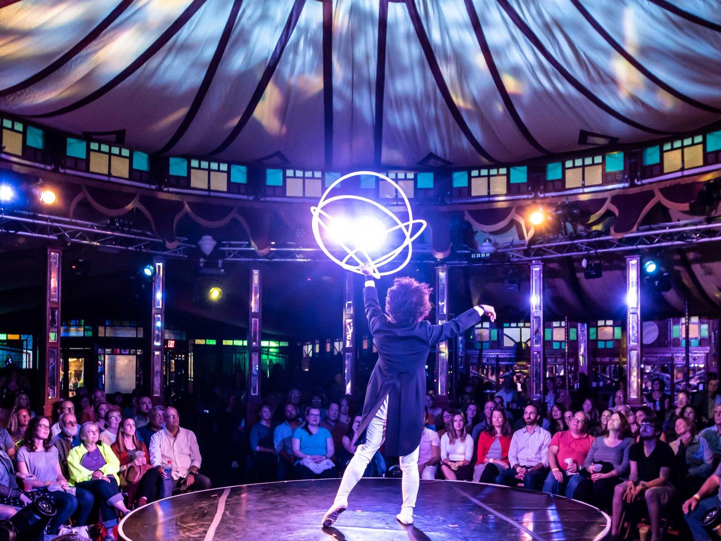 Le public profite d’un spectacle au Rochester Fringe Festival à Rochester, État de New York Le public profite d’un spectacle au Rochester Fringe Festival à Rochester, État de New York