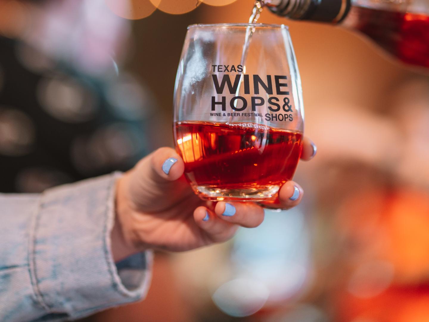Schönes Andenken: Ein Weinglas vom Texas Wine, Hops & Shops Wine & Beer Festival in Lubbock, Texas Schönes Andenken: Ein Weinglas vom Texas Wine, Hops & Shops Wine & Beer Festival in Lubbock, Texas