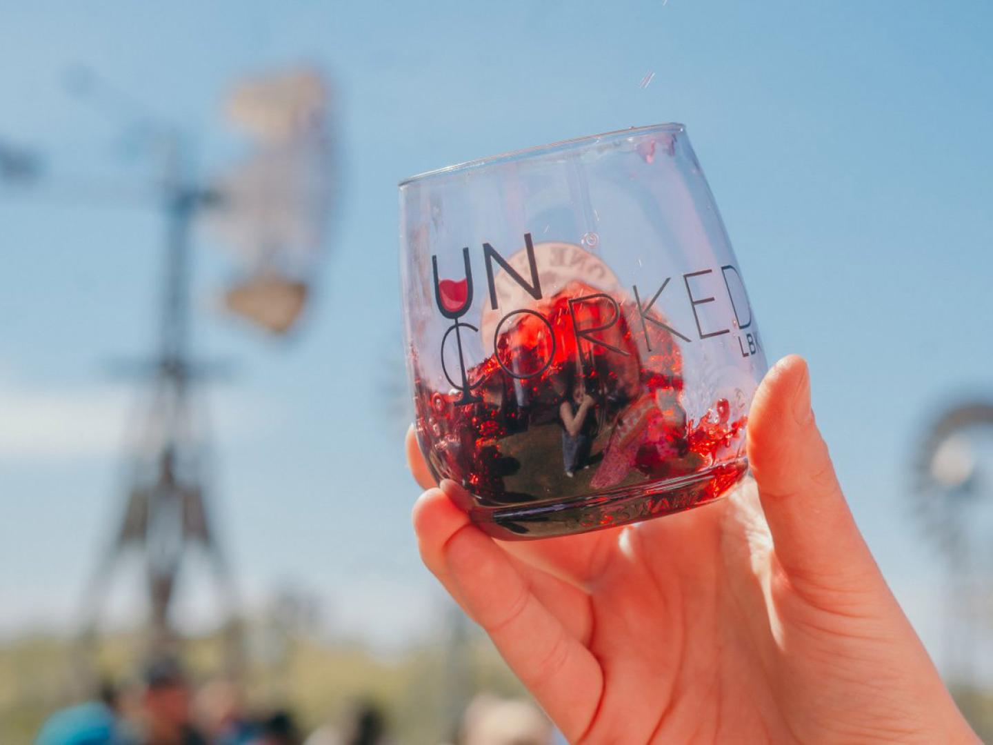 Ein dekoratives Weinglas bei Lubbock Uncorked in Lubbock, Texas Ein dekoratives Weinglas bei Lubbock Uncorked in Lubbock, Texas