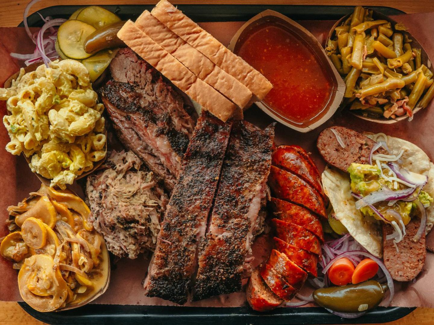 Ein Teller mit gegrillten Köstlichkeiten in Lubbock, Texas Ein Teller mit gegrillten Köstlichkeiten in Lubbock, Texas