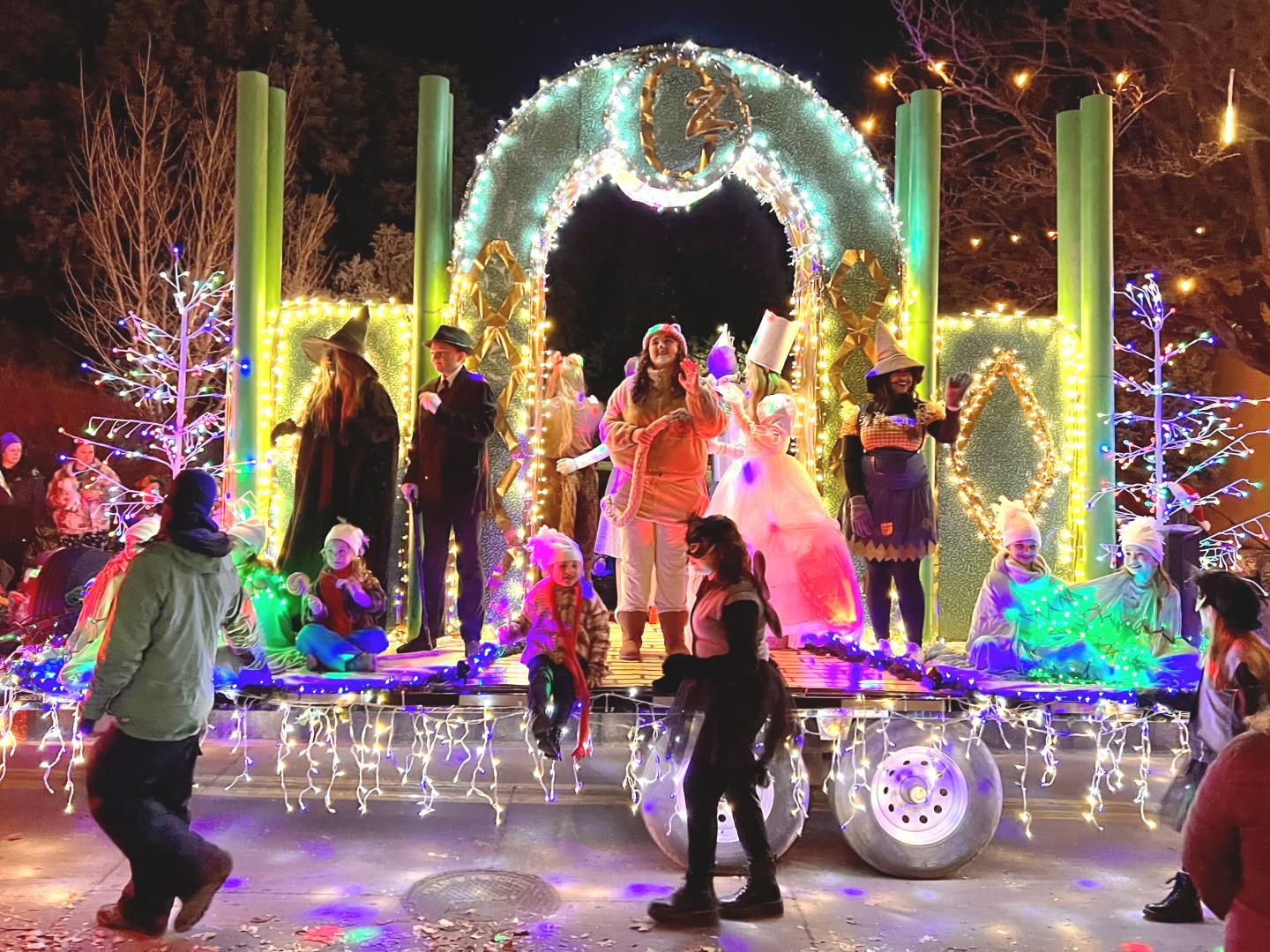 Ein farbenprächtiger Festwagen bei der Parade of Lights in Grand Junction, Colorado Ein farbenprächtiger Festwagen bei der Parade of Lights in Grand Junction, Colorado