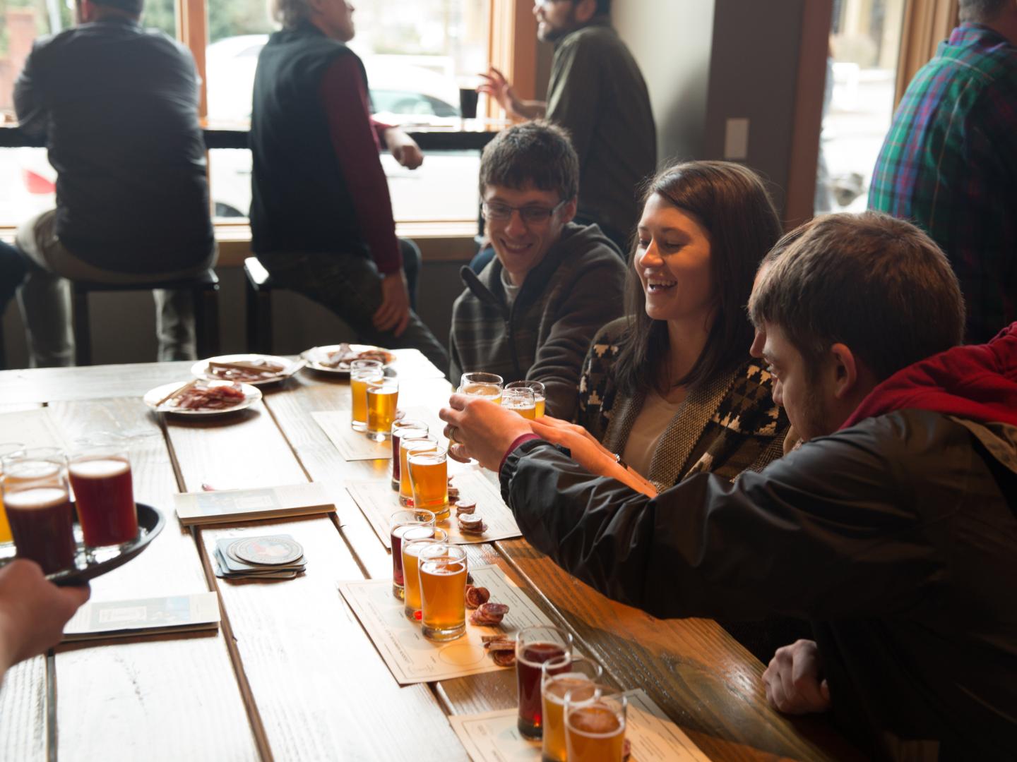 Besucher mit Craft-Bier in Portland, Oregon Besucher mit Craft-Bier in Portland, Oregon