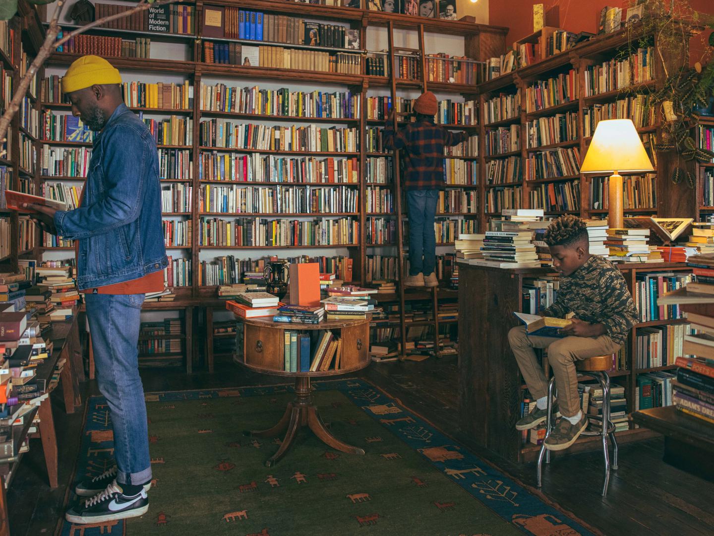 Kunden vor den Bücherregalen von Powell's Books in Portland, Oregon Kunden vor den Bücherregalen von Powell's Books in Portland, Oregon