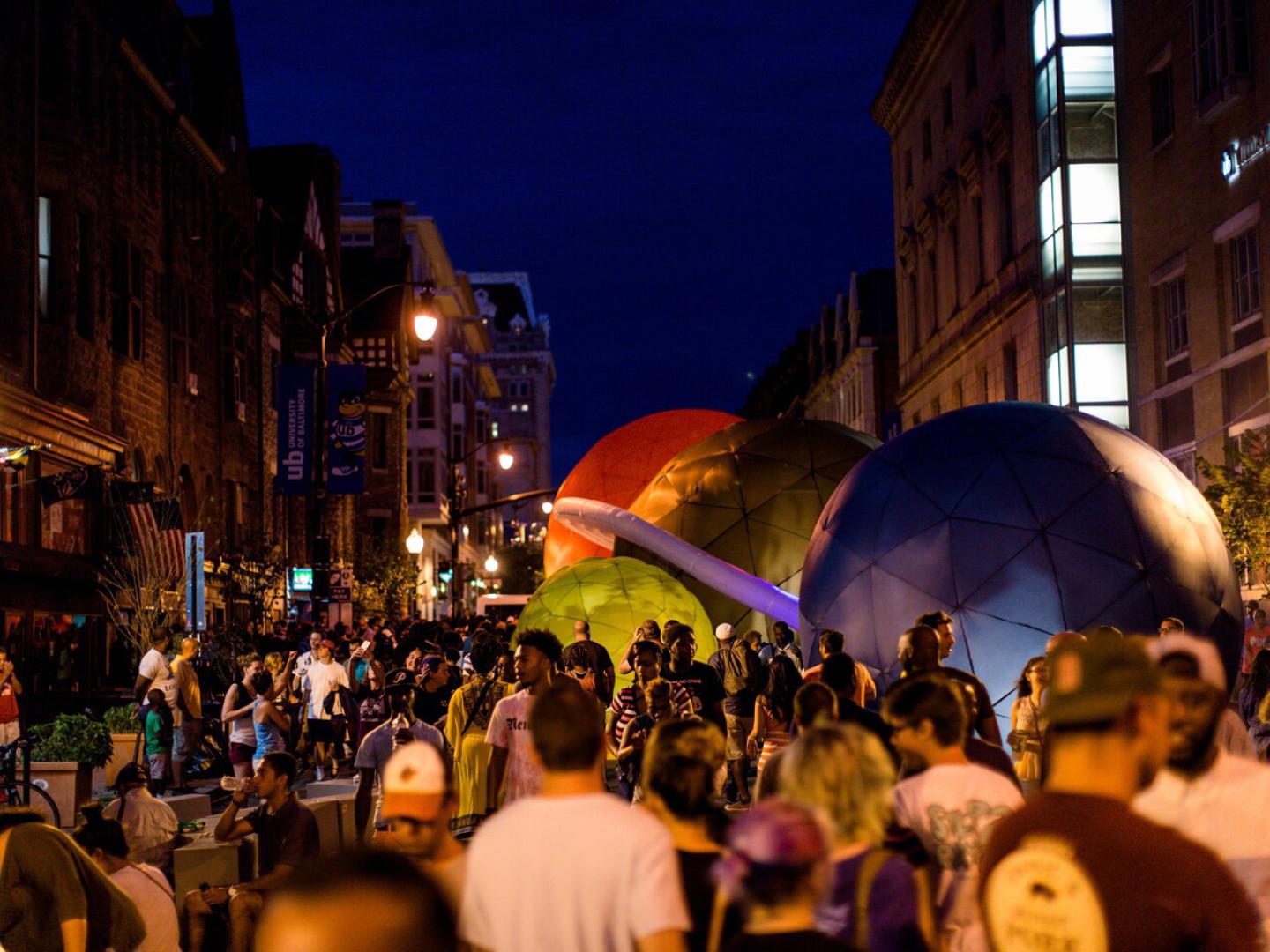 Festivités nocturnes du festival Artscape dans le quartier Station North Arts & Entertainment District Festivités nocturnes du festival Artscape dans le quartier Station North Arts & Entertainment District