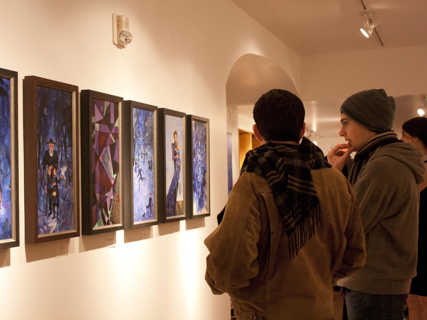 Visiteurs admirant des peintures d’artistes locaux lors d’un événement Art Walk à Lancaster Visiteurs admirant des peintures d’artistes locaux lors d’un événement Art Walk à Lancaster