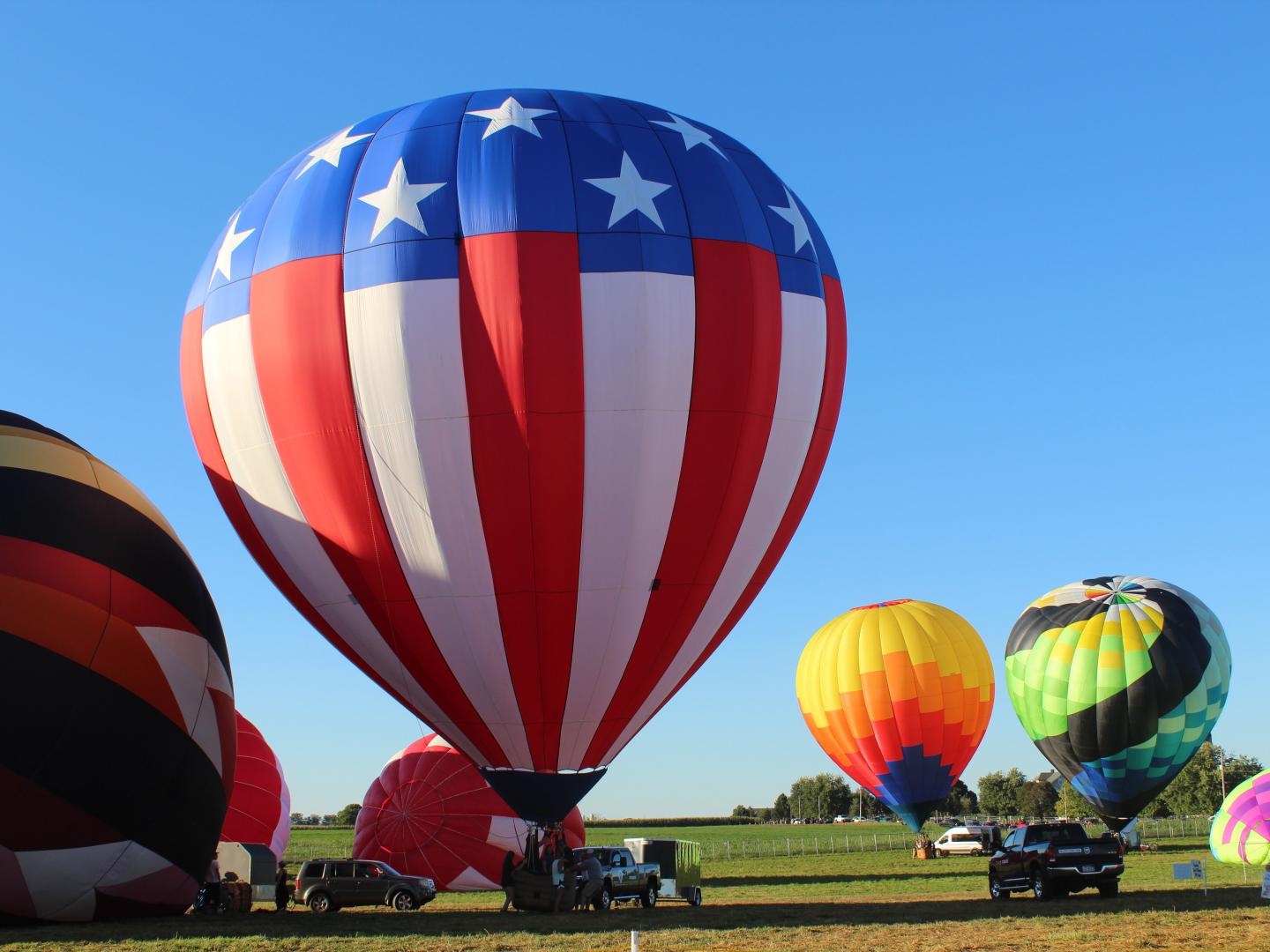 Des montgolfières s’apprêtent à décoller de Bird-in-Hand, en Pennsylvanie, pour le festival annuel Lancaster Hot Air Balloon Festival Des montgolfières s’apprêtent à décoller de Bird-in-Hand, en Pennsylvanie, pour le festival annuel Lancaster Hot Air Balloon Festival