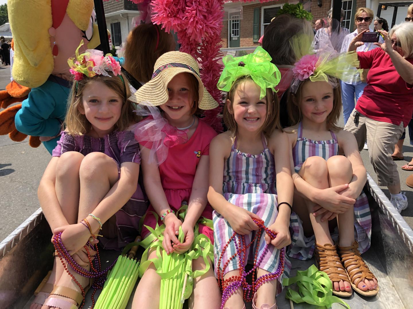 Enfants profitant du Rhubarb Festival au Kitchen Kettle Village, dans le village d’Intercourse, Pennsylvanie Enfants profitant du Rhubarb Festival au Kitchen Kettle Village, dans le village d’Intercourse, Pennsylvanie