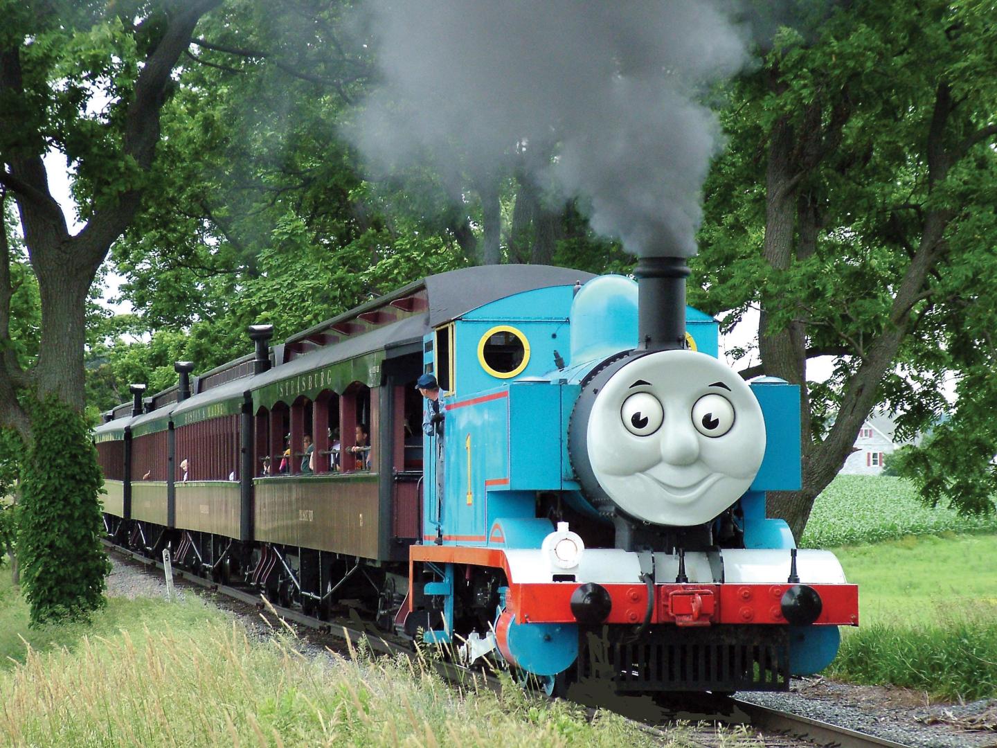 Un train à l’effigie de Thomas le petit train emmène les passagers sur le chemin de fer Strasburg Rail Road Un train à l’effigie de Thomas le petit train emmène les passagers sur le chemin de fer Strasburg Rail Road