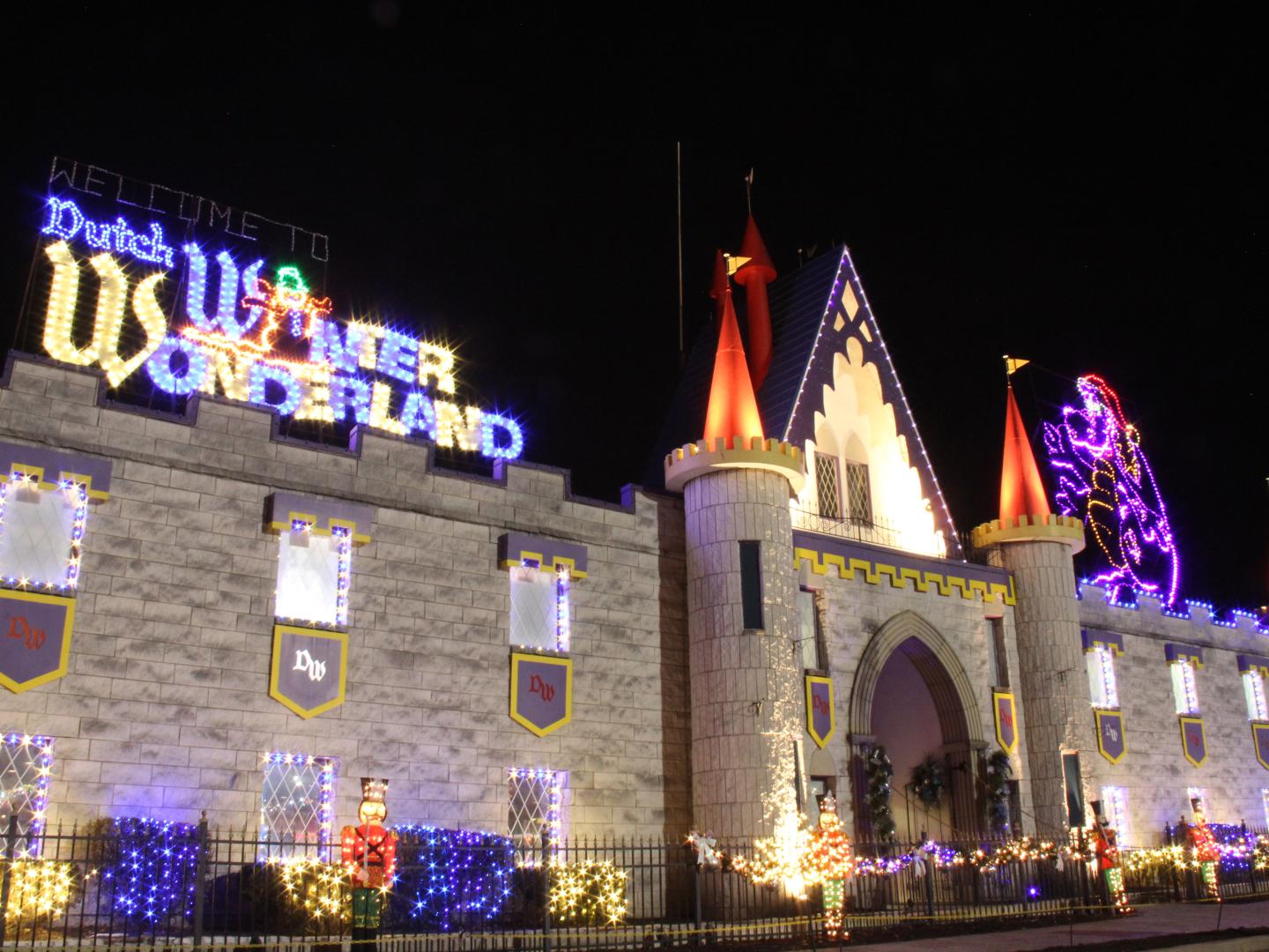 Décorations de Noël illuminant l’entrée du parc à thème Dutch Wonderland Décorations de Noël illuminant l’entrée du parc à thème Dutch Wonderland