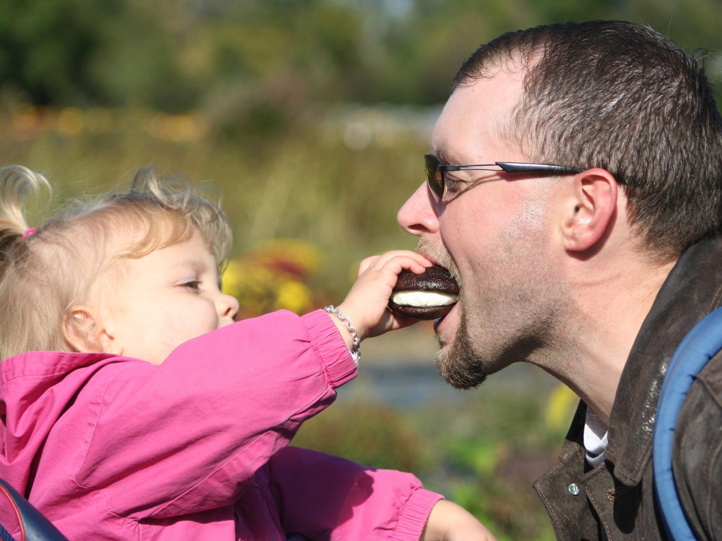 Gâteau partagé entre père et fille lors du Whoopie Pie Festival, au Hershey Farm Resort Gâteau partagé entre père et fille lors du Whoopie Pie Festival, au Hershey Farm Resort