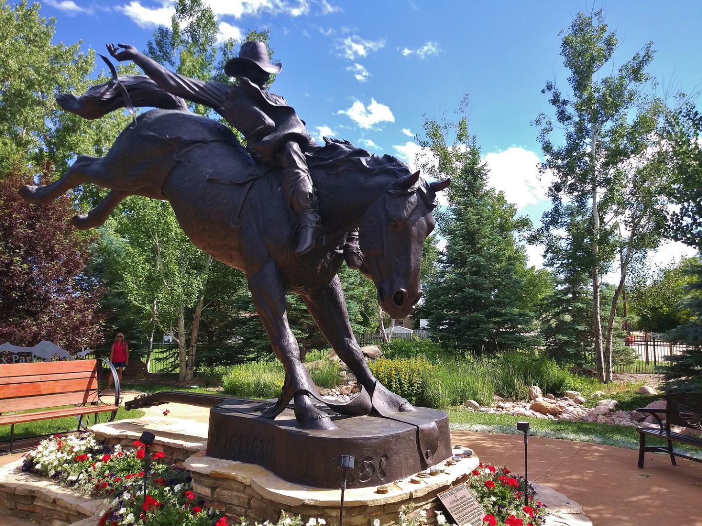 Statue du célèbre chanteur de country et sculpteur Chris LeDoux à Buffalo, Wyoming Statue du célèbre chanteur de country et sculpteur Chris LeDoux à Buffalo, Wyoming