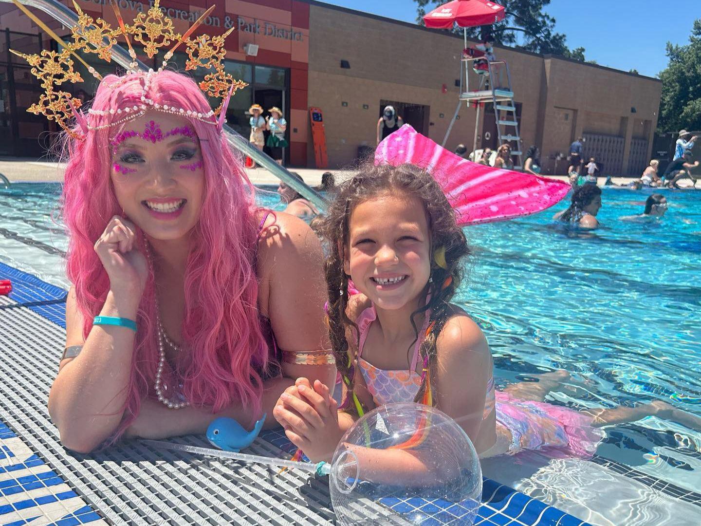 Foto mit einer kostümierten Darstellerin bei der California Mermaid Convention in Rancho Cordova, Kalifornien Foto mit einer kostümierten Darstellerin bei der California Mermaid Convention in Rancho Cordova, Kalifornien