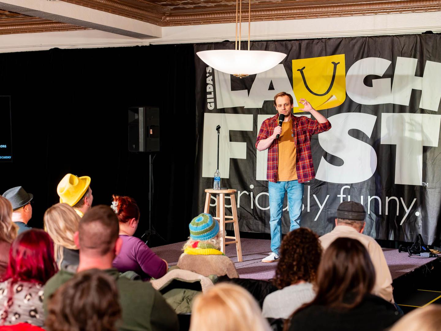Comedians auf der Bühne beim Laugh Fest in Grand Rapids, Michigan Comedians auf der Bühne beim Laugh Fest in Grand Rapids, Michigan