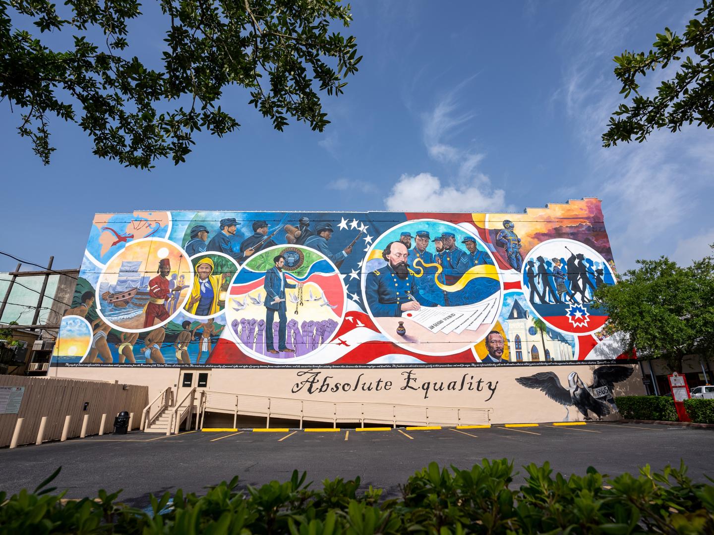 Das Wandgemälde „Absolute Equality“ von Reginald Adams in Galveston, Texas Das Wandgemälde „Absolute Equality“ von Reginald Adams in Galveston, Texas