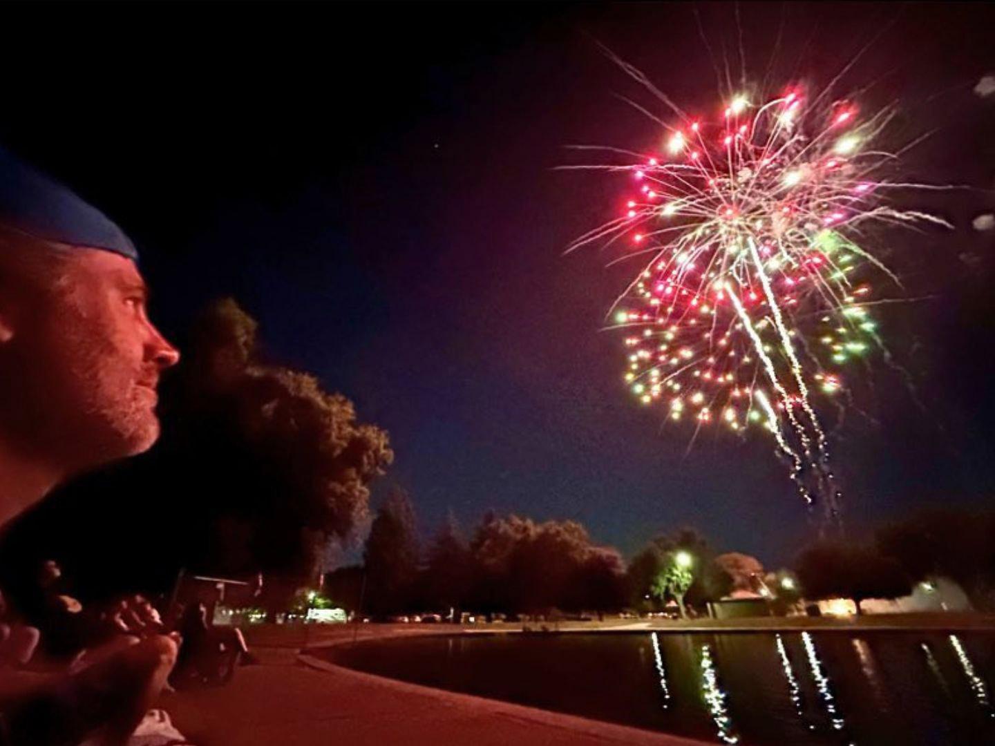 Feuerwerk zum 4. Juli über Rancho Cordova, Kalifornien Feuerwerk zum 4. Juli über Rancho Cordova, Kalifornien