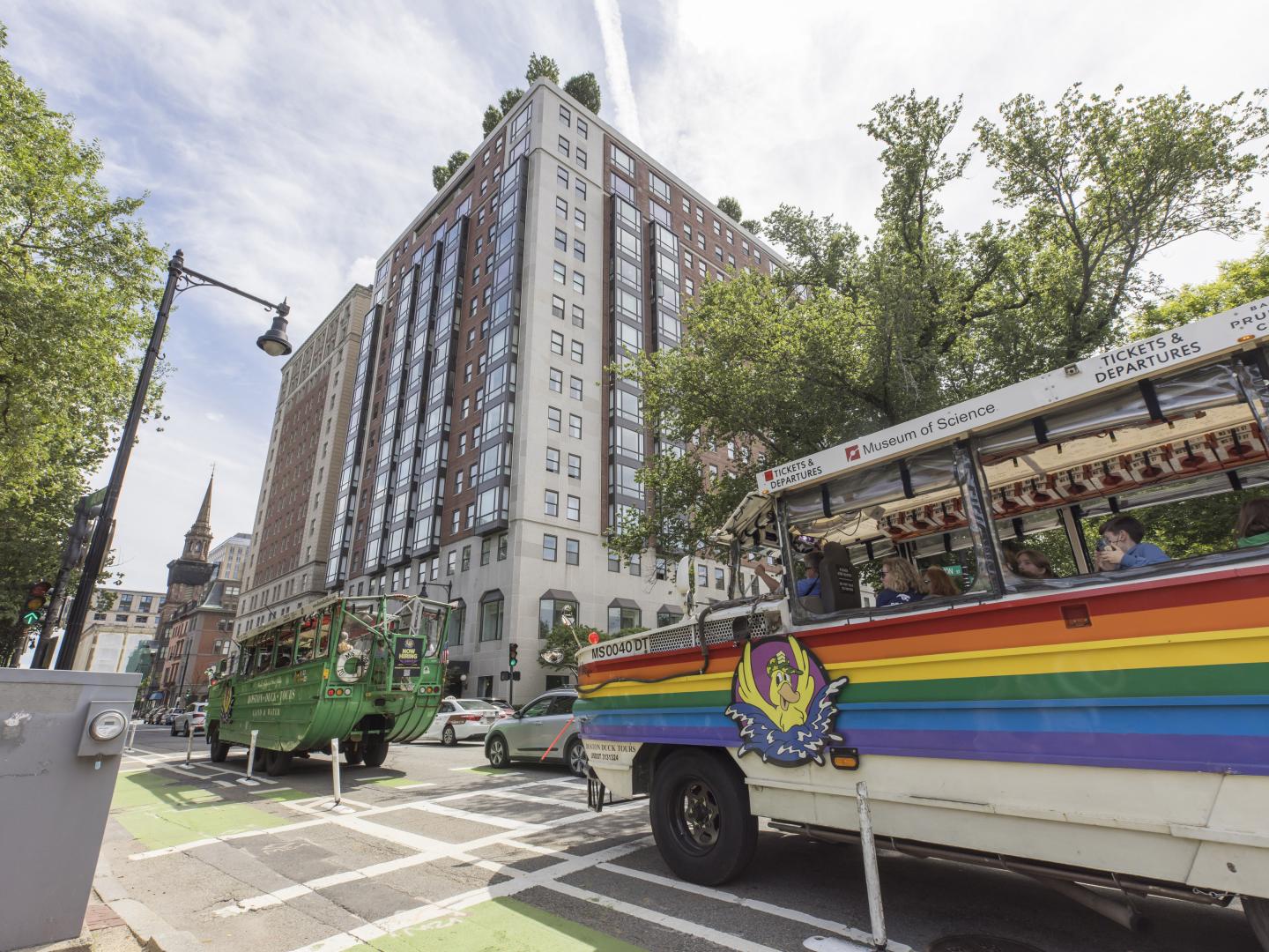 Ein mit Regenbogenfahnen geschmücktes Fahrzeug von Boston Duck Tours bei einer Boston Pride-Parade in Boston, Massachusetts Ein mit Regenbogenfahnen geschmücktes Fahrzeug von Boston Duck Tours bei einer Boston Pride-Parade in Boston, Massachusetts