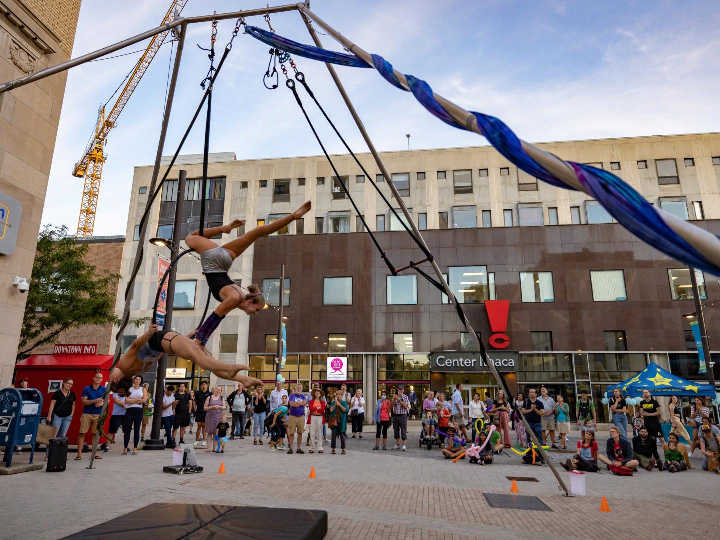 Darbietung im Rahmen des Hupstate Circus Festivals auf dem zentral gelegenen Ithaca Commons in New York Darbietung im Rahmen des Hupstate Circus Festivals auf dem zentral gelegenen Ithaca Commons in New York