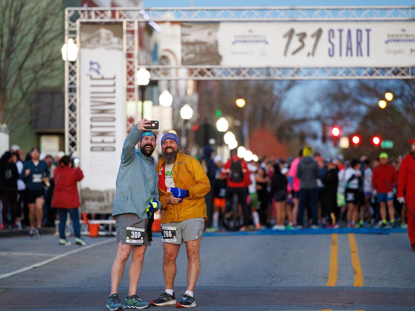 Selfie kurz hinter der Ziellinie beim Bentonville Half Marathon in Bentonville, Arkansas Selfie kurz hinter der Ziellinie beim Bentonville Half Marathon in Bentonville, Arkansas