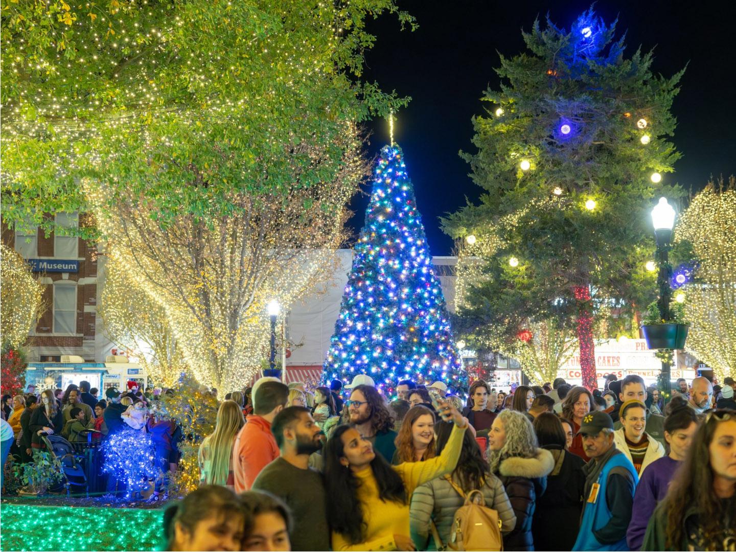 Gute Laune und festliche Beleuchtung beim jährlichen Lighting of the Square in Bentonville, Arkansas Gute Laune und festliche Beleuchtung beim jährlichen Lighting of the Square in Bentonville, Arkansas